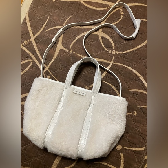 Brand new, never used Balenciaga Barbes E - W small shearling tote in white - Picture 8 of 8